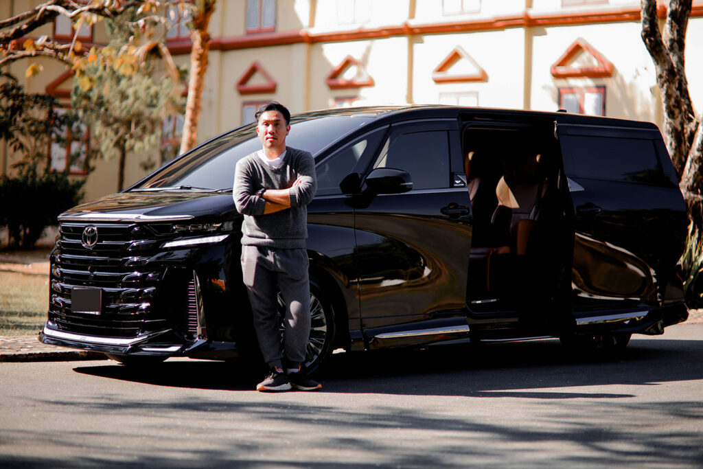 ไกด์ เที่ยวน่าน คนขับรถพร้อมคนขับน่าน รถ หรู Toyota Alphard